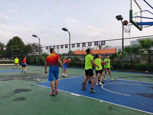 开云体育讲述欧国联赛场上的跨国友谊与竞争并存的故事