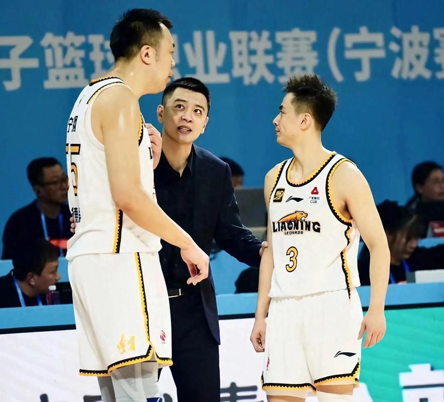 “冠军换帅影响几何:开云体育聚焦曾缔造王朝的主教练离任后新帅如何接手断层”